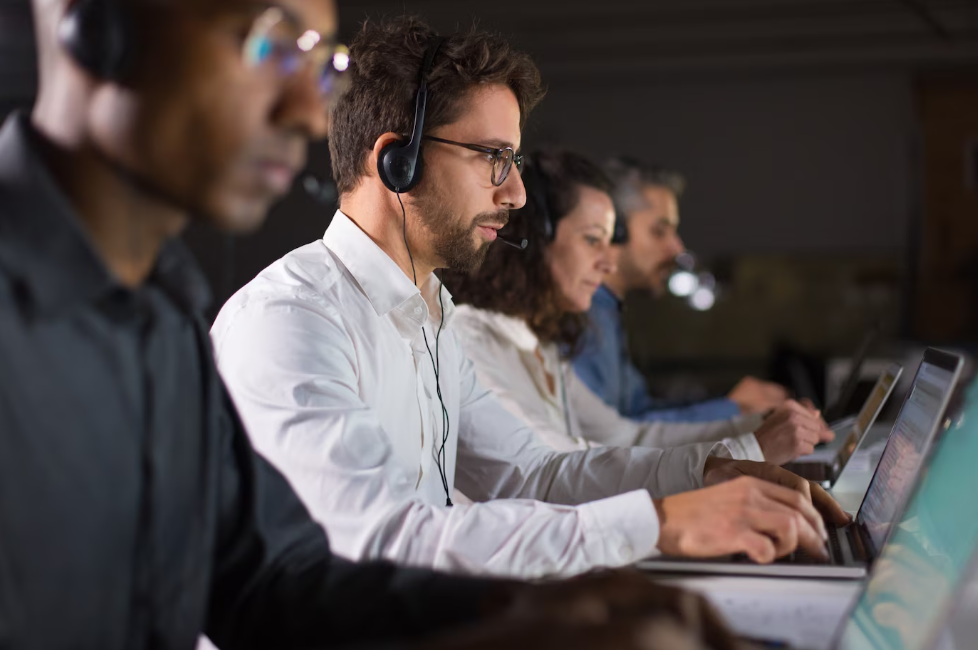 Personas con audifonos recibiendo llamadas